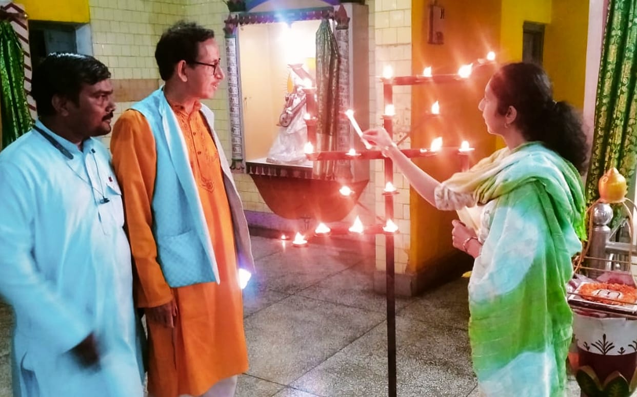 Unbroken chanting of Gayatri mantras, lamp sacrifice done for human welfare