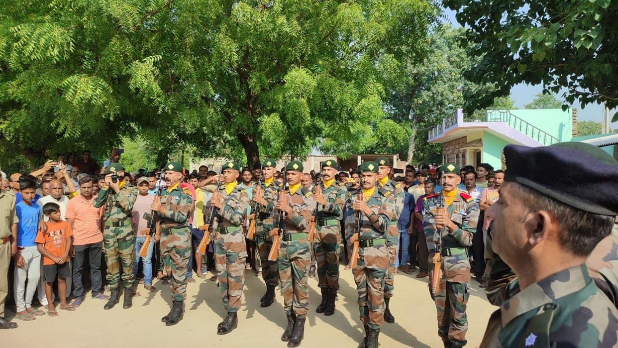 Crowd gathered for Durgesh's last darshan