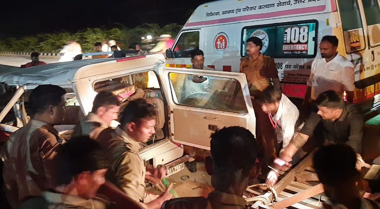 Bolero collided with a truck standing on the highway, two died