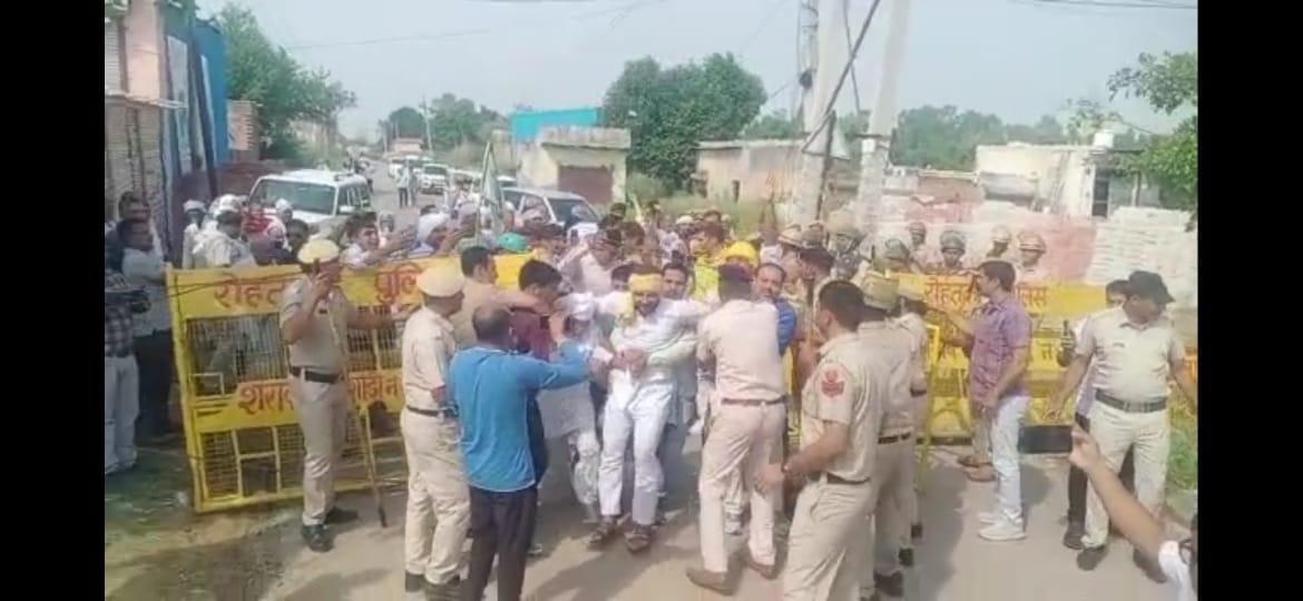 Protesters from Hansi clash in Sampla, 75 khaps and farmer leaders from Rohtak were detained for 10 hours