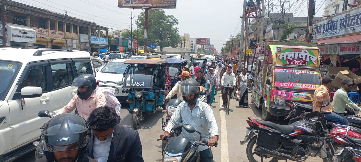 Two km long jam on civil lines