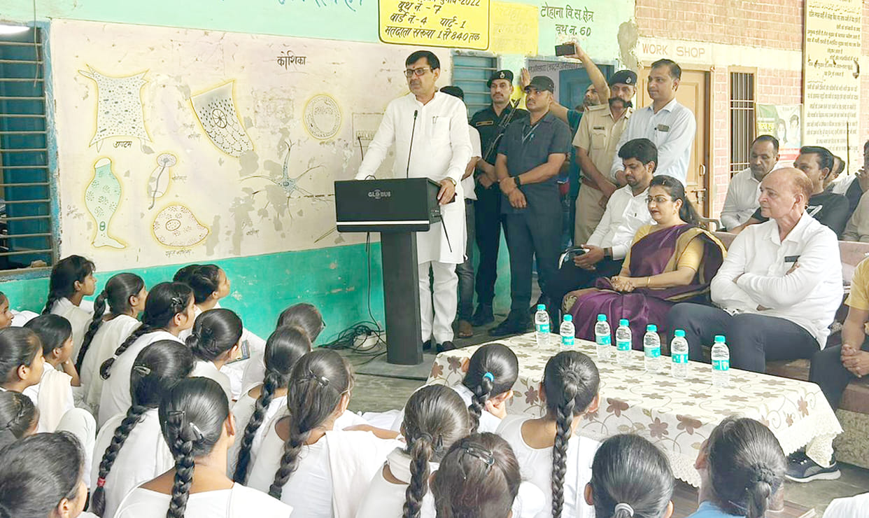 Girl students spoke to the Panchayat minister, there is a shortage of rooms in the school