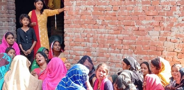 Dead body found hanging from a tree in village Siwan
