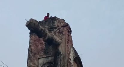 The municipality dropped a piece of the small dome of the dilapidated Bareilly Gate