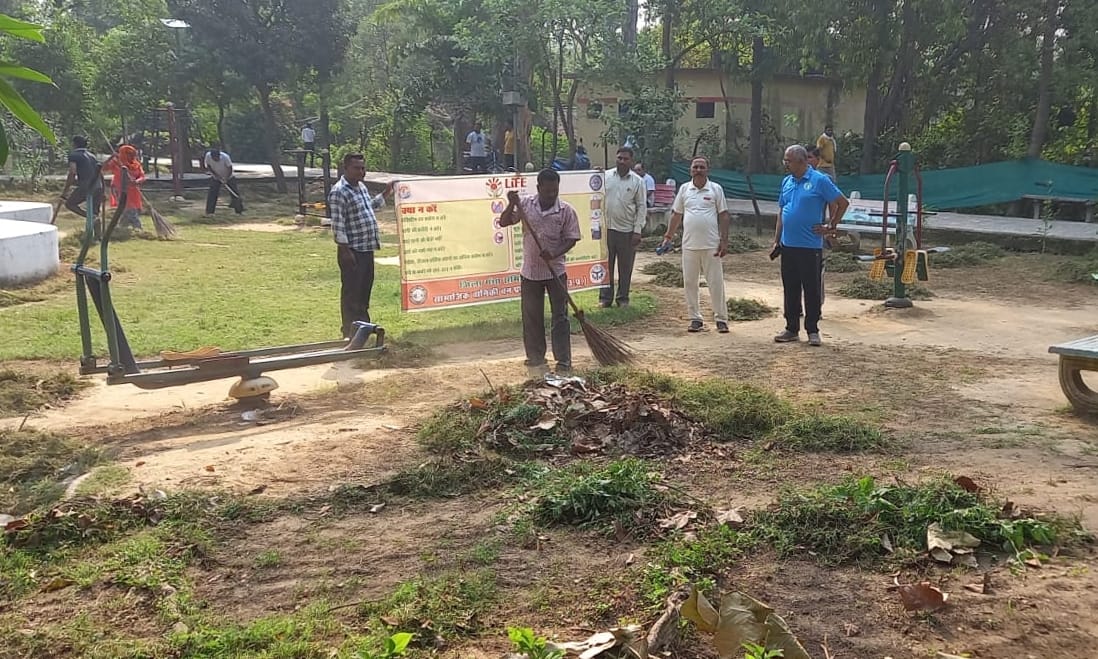 Hundreds of hands raised, the face of Indira Park changed