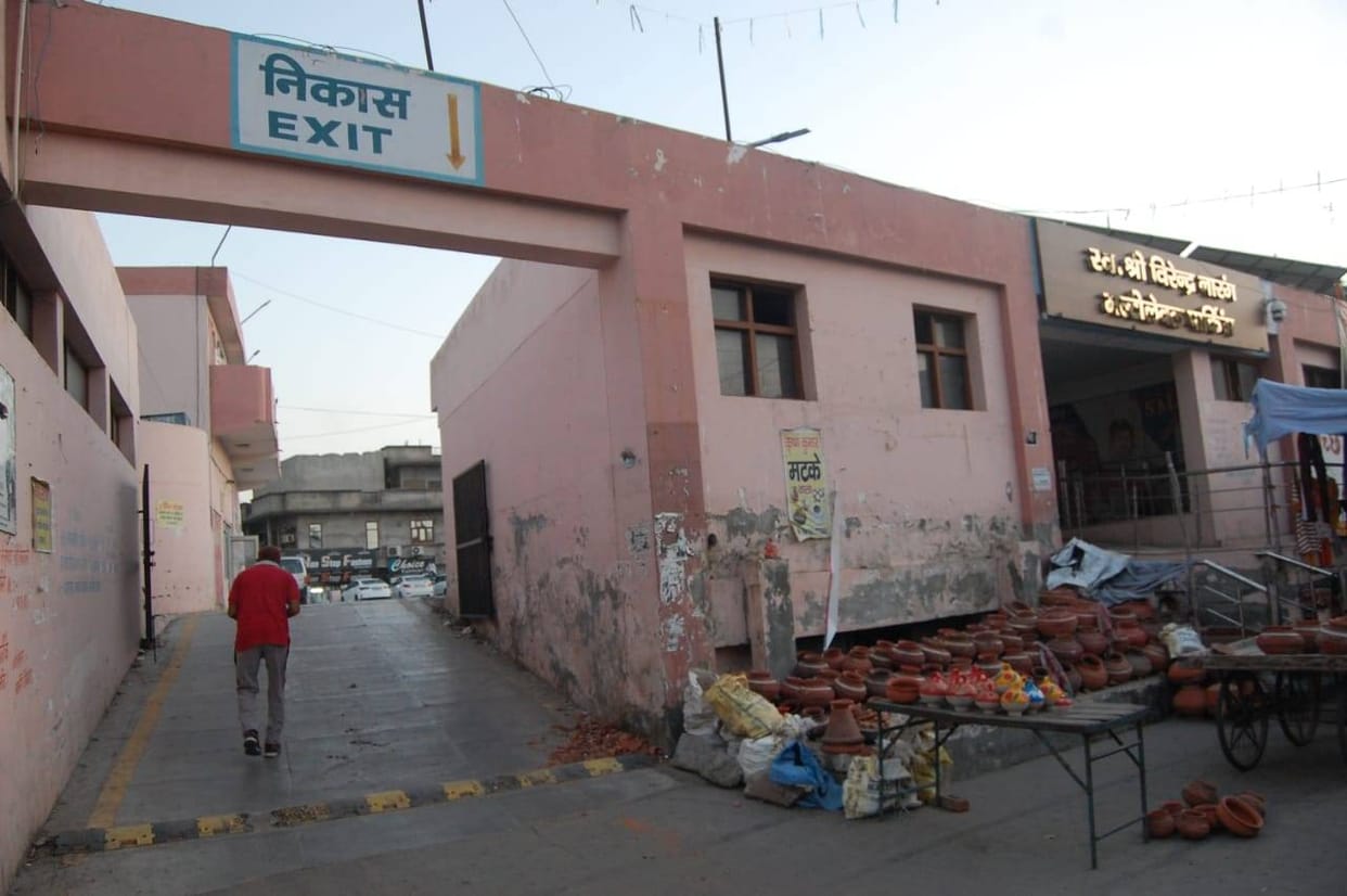 The city council gave the contract of multipurpose parking to the old contractor without increasing the tender by 10 percent