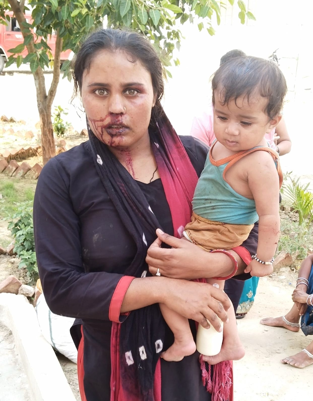 The woman reached the police station, the husband will kill her, where should she go with the child...