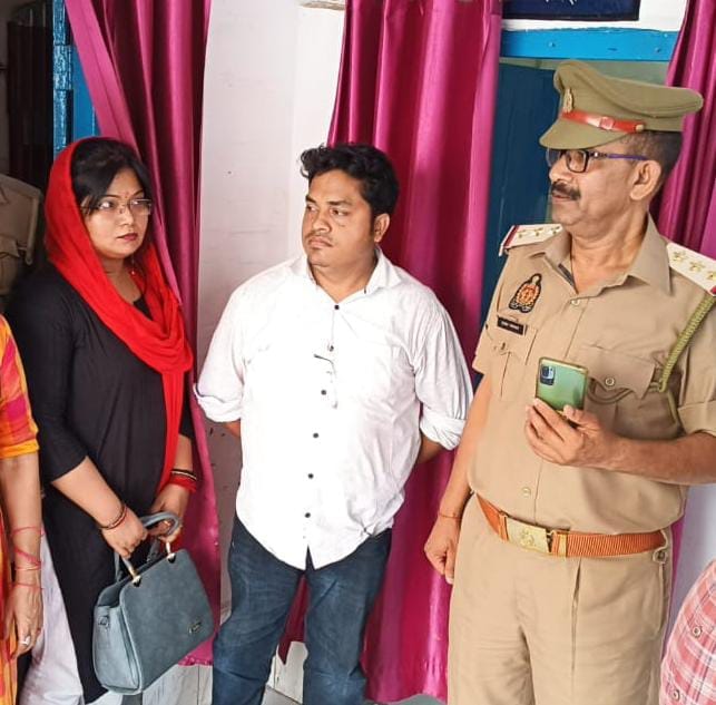 Two smugglers arrested with gold biscuits worth Rs 1.28 crore in Deoria