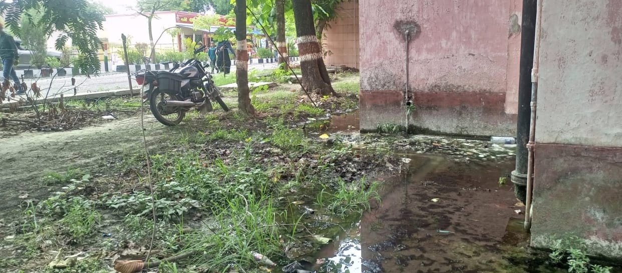 Patients upset due to foul smell emanating from drains