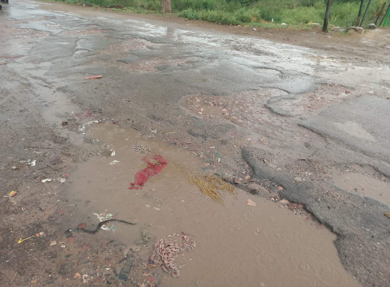 Potholes on Hathras Jalesar road will be filled with Rs 82 lakh