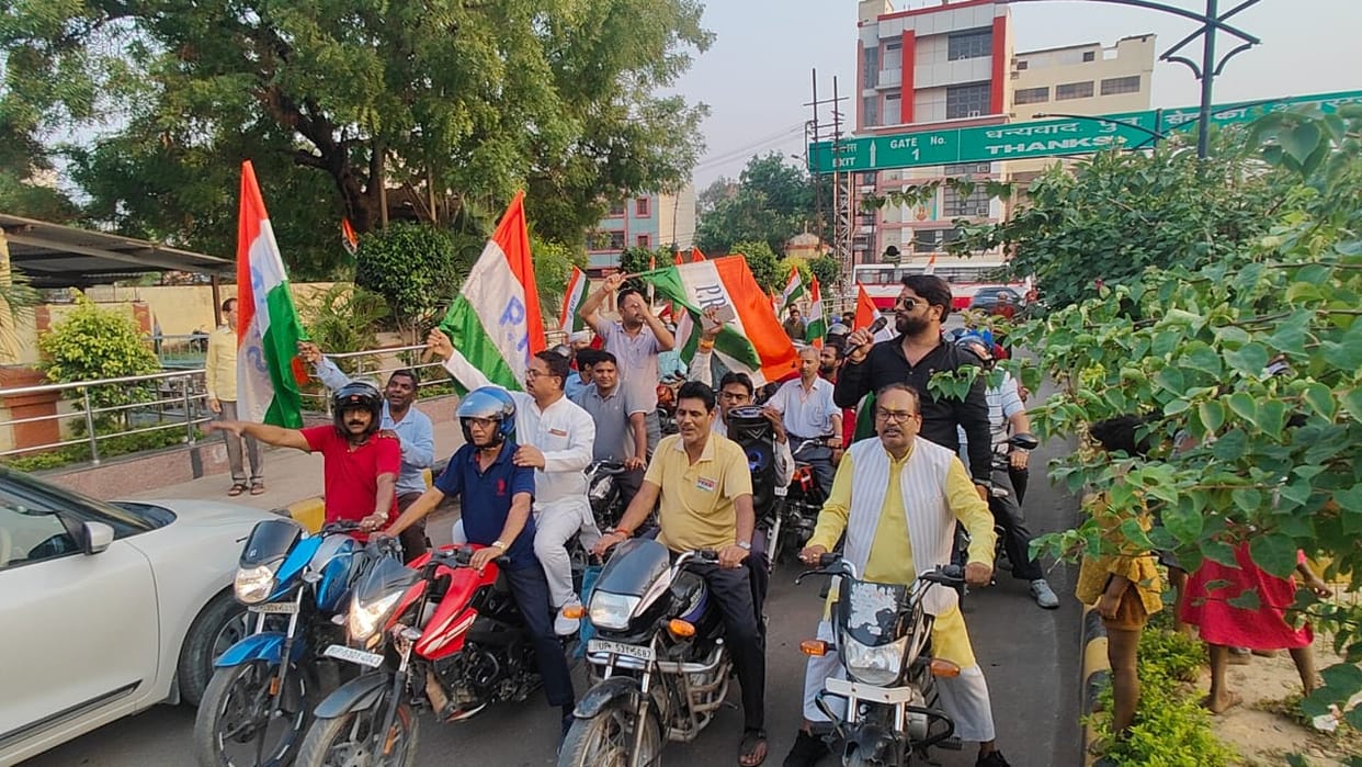 Employees took out a motorcycle procession for the restoration of old pension