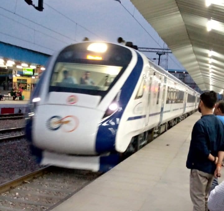 Vande Bharat Express train arrived for the first time, passengers appeared happy