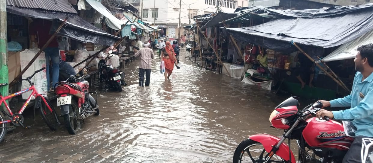 Waterlogging in many places due to rain