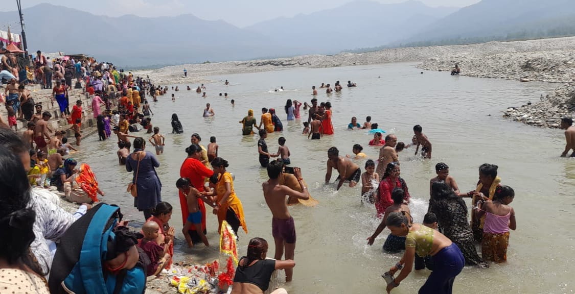 Thousands of devotees bathe in Sharda on Ganga Dussehra