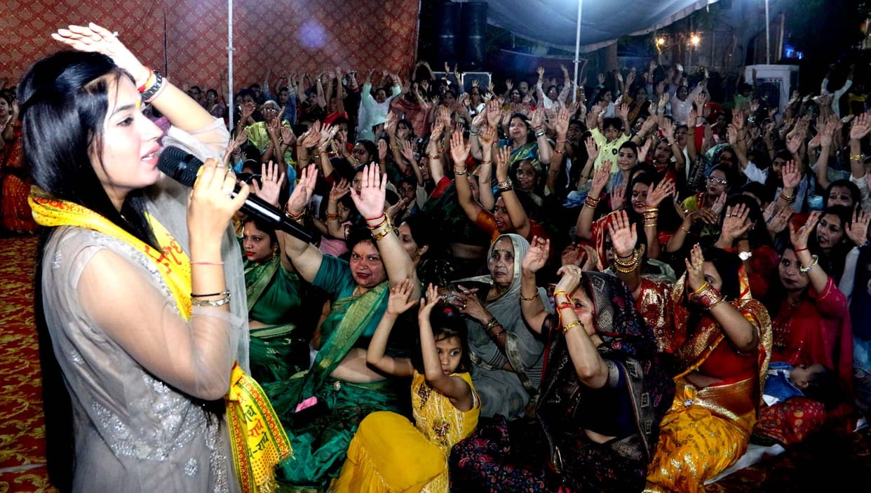 singer Tinkle sang bhajans of Khatu Shyam