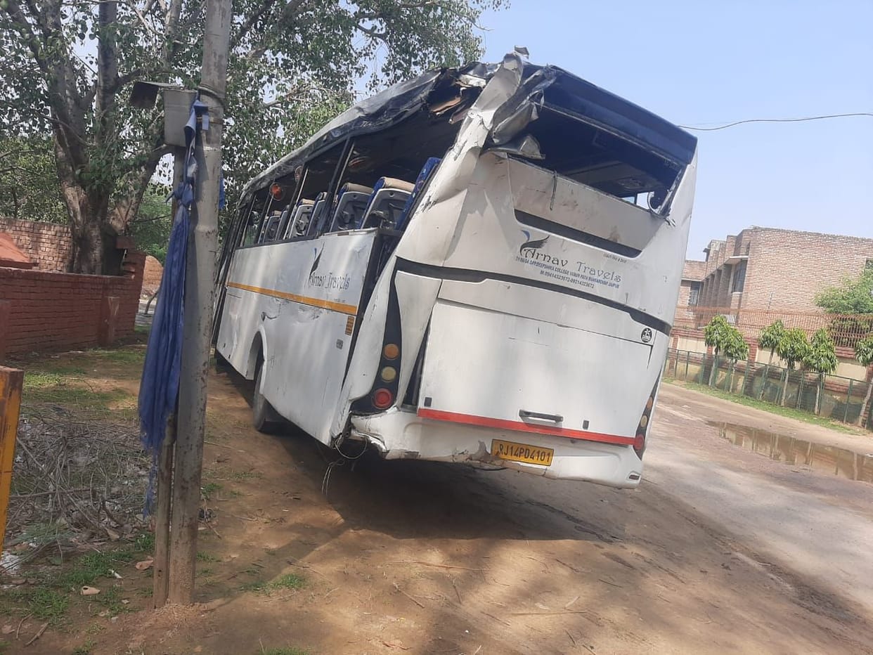 Minister's pilot car and bus collided, employee narrowly escaped, complaint given to police