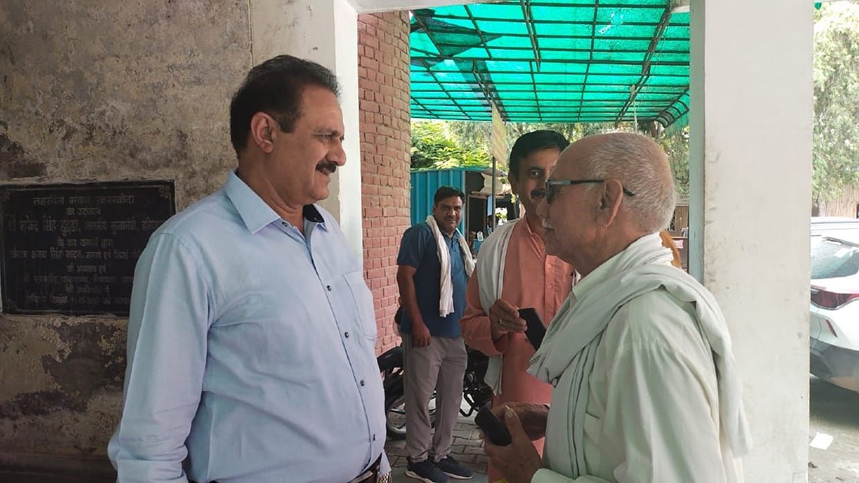 Deputy Commissioner reached Kharkhoda Tehsil, Tehsildar was not found, reprimanded for getting dirt