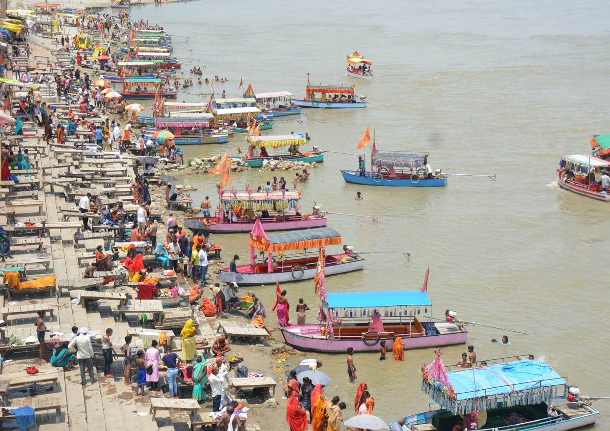 Devotees take a dip of faith in Saryu