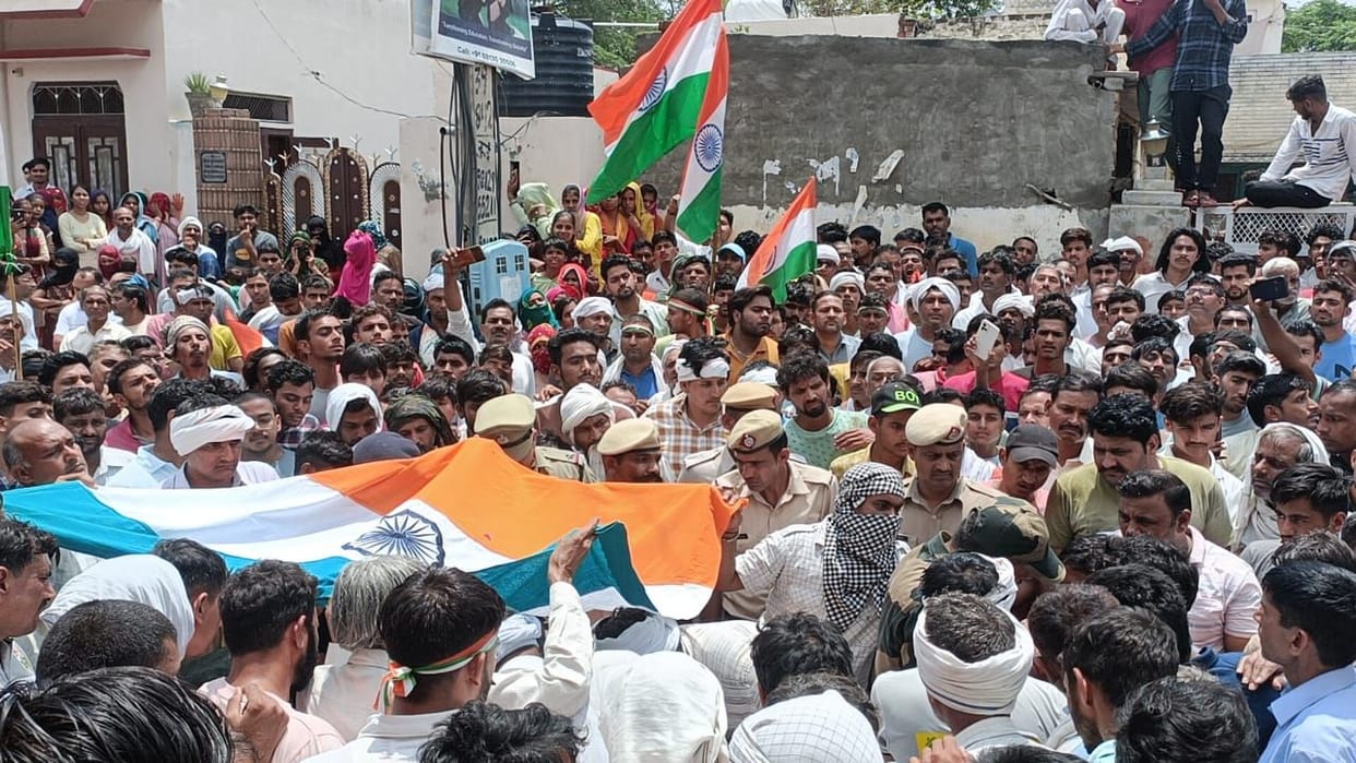 Martyr Narendra's dead body reached Lalavas wrapped in tricolor, every eye filled with pride