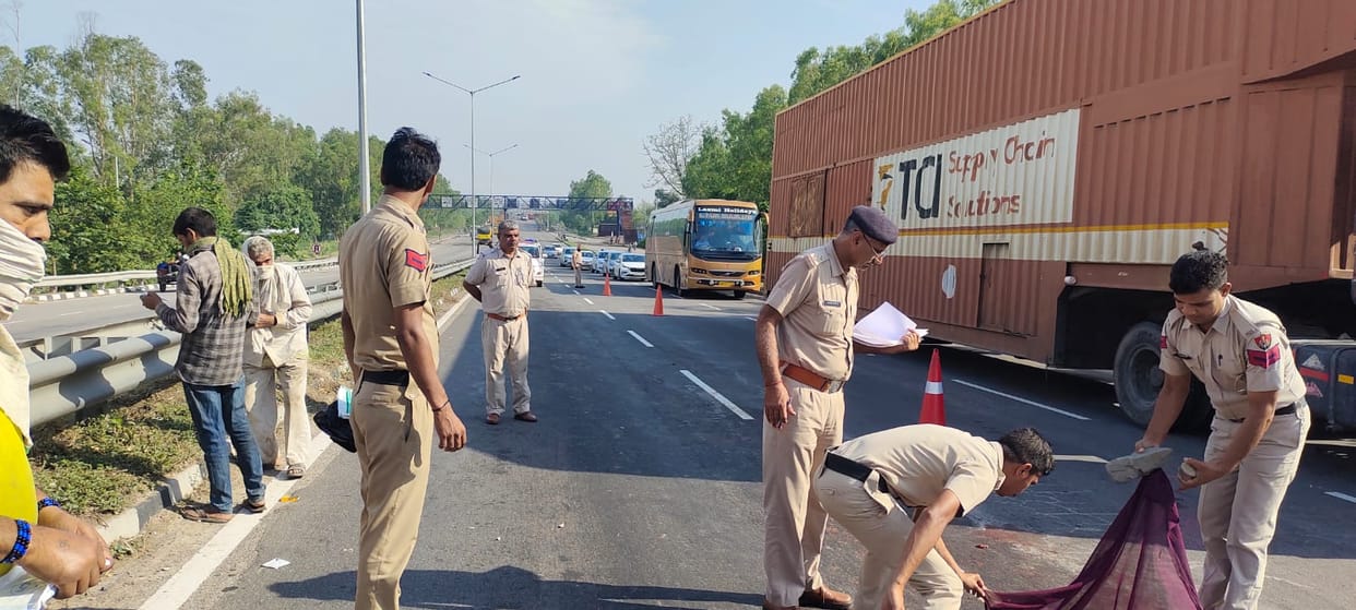 Vehicles kept trampling the dead body on the highway, collected pieces in the morning