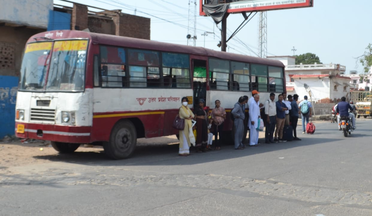 Roadways bus cheating on the way, passengers helpless