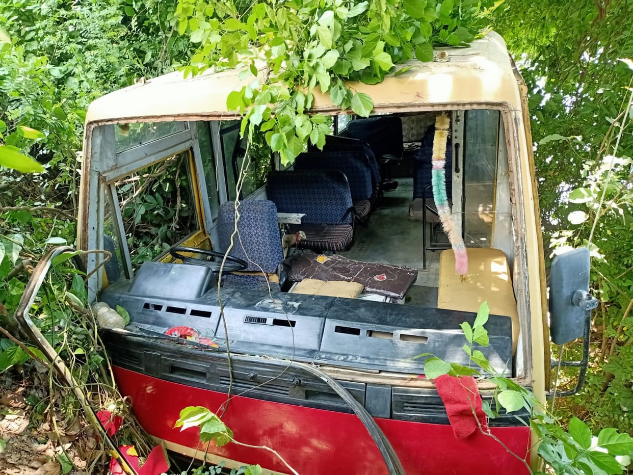 Private bus full of 30 passengers fell into the ditch