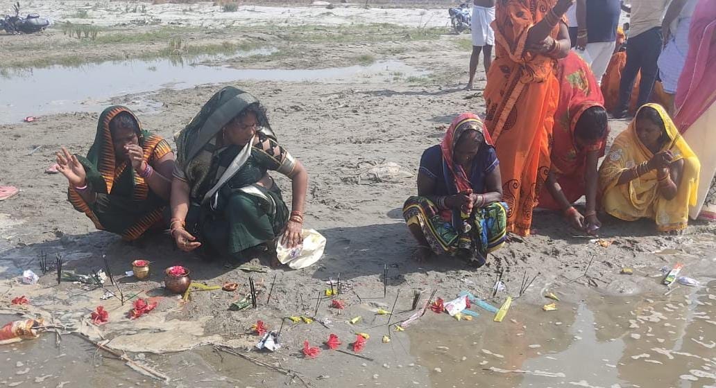 Ganga Dussehra festival: Crowd gathered on the banks of Saryu river, donated bath