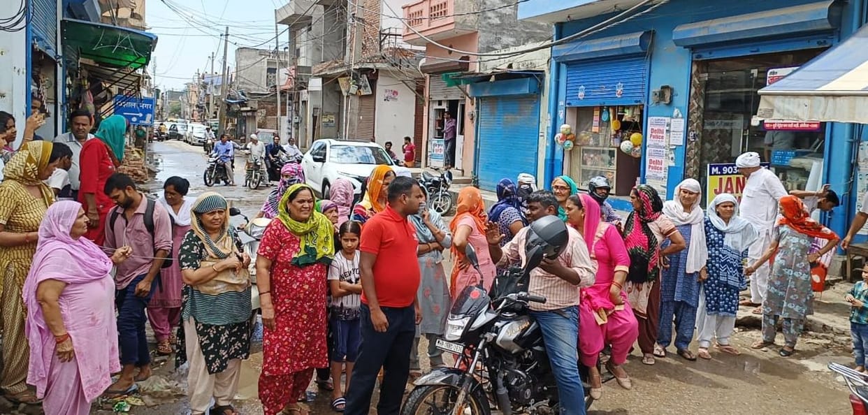 Troubled by the lack of water supply for four days, the women jammed