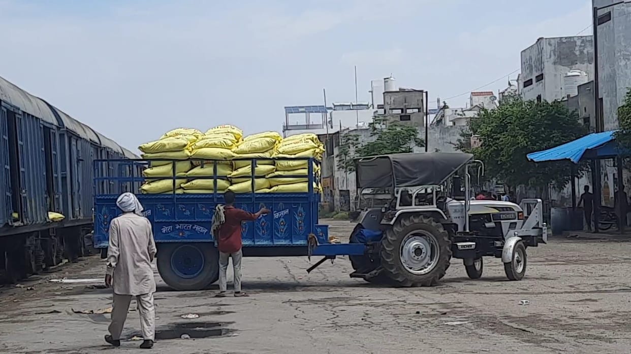 1480 metric ton fertilizer rack reached railway station