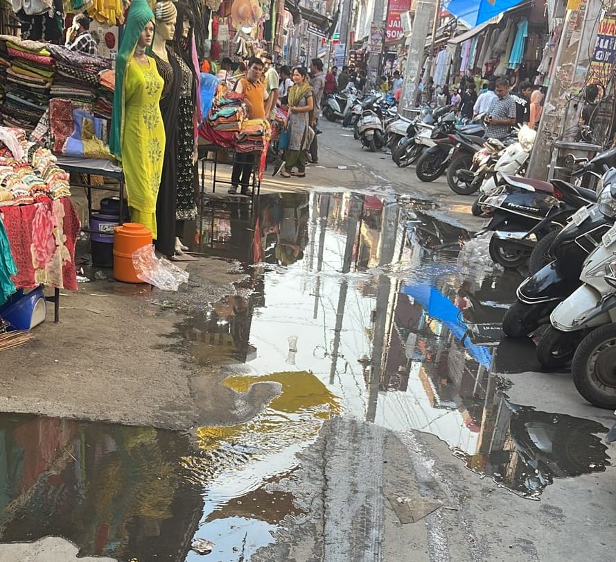 Contaminated water filled in front of shops, customers and shopkeepers upset