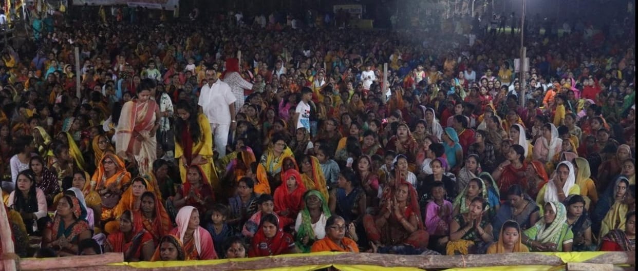 Devotees took blessings of Maharaj