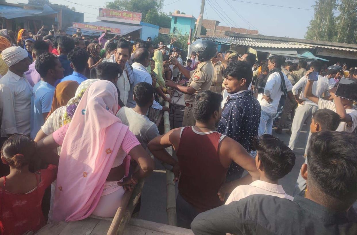 Villagers blocked the Ram Janki Marg by keeping the dead body