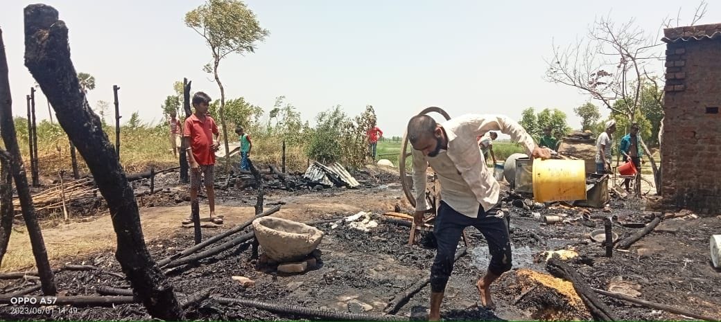 Five houses burnt due to fire, loss of lakhs of rupees