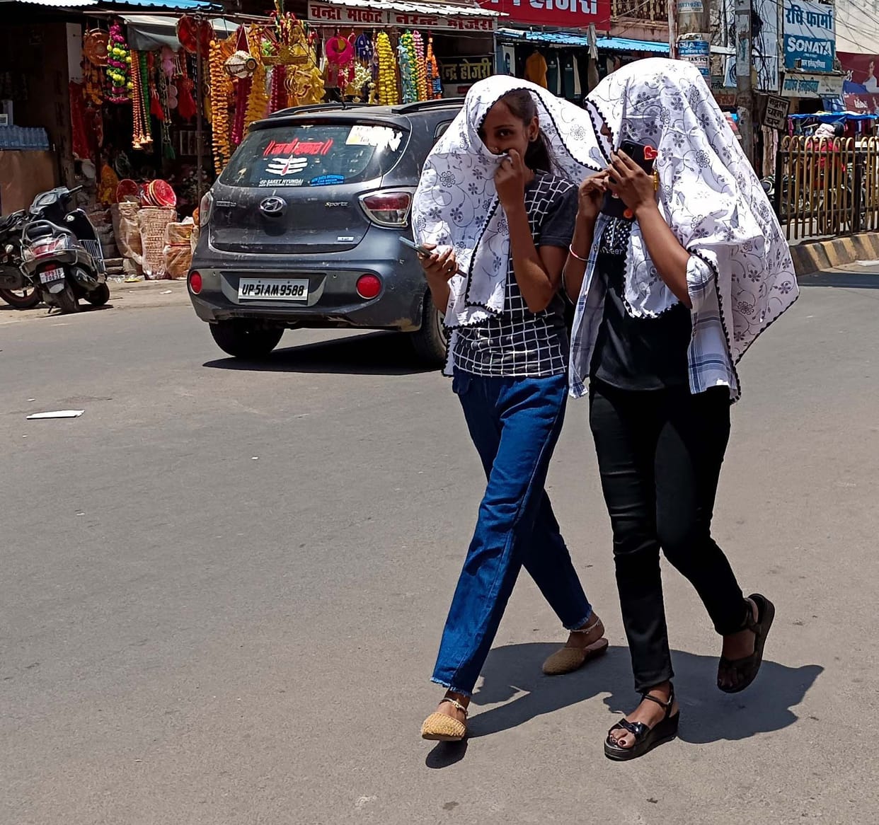 People suffering from scorching sun, mercury at 42 degree