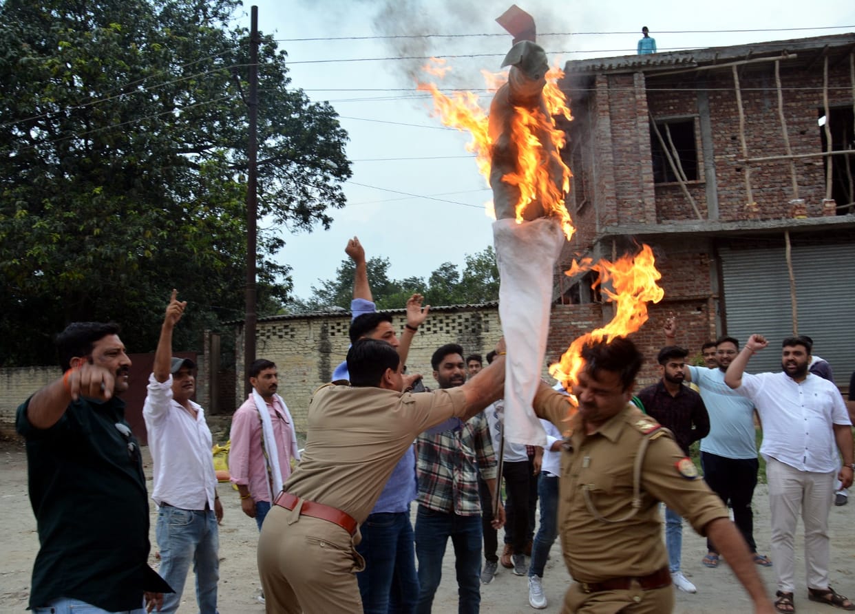 RLD workers burnt effigy of MP Brijbhushan Sharan, scuffle with police
