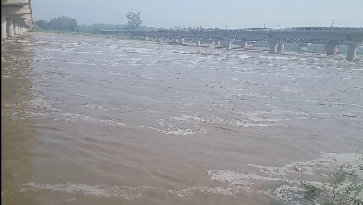 Contact of two villages of UP cut off due to spate in Yamuna