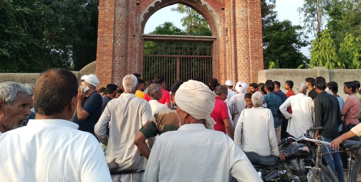 People of two communities face to face regarding stray cattle