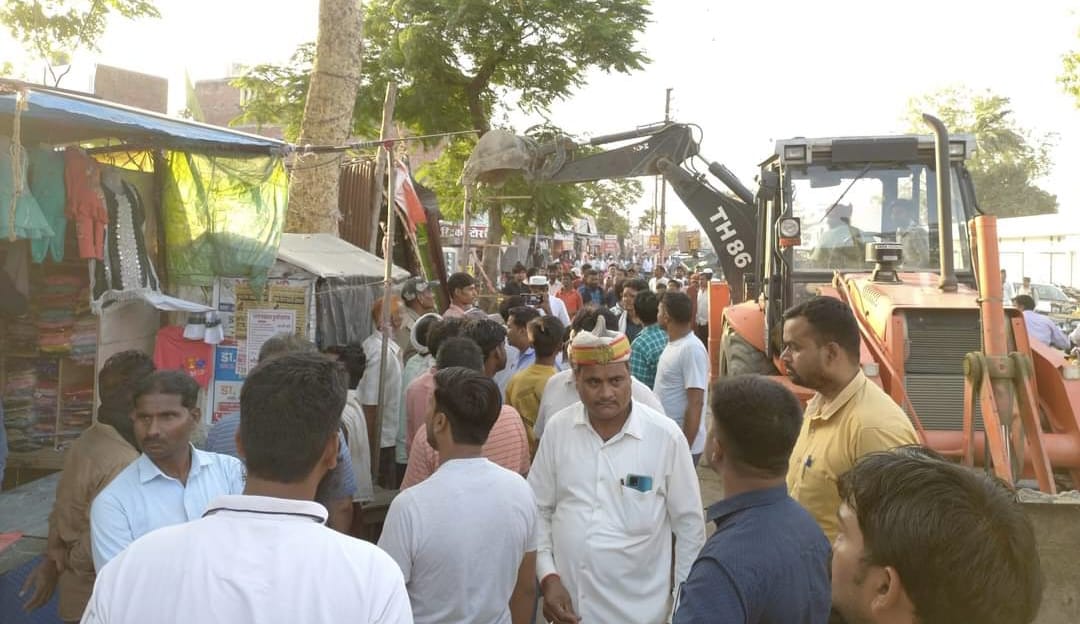 Bulldozer running on encroachment in Dumariyaganj