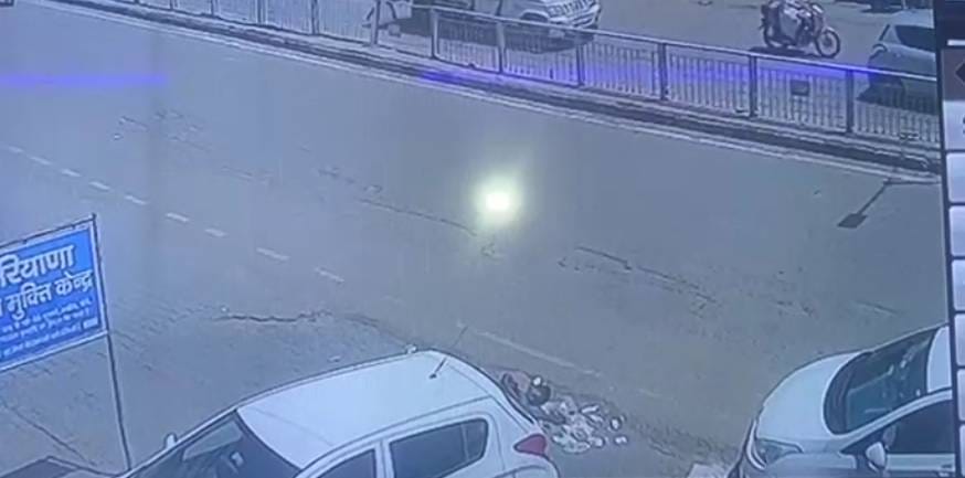 In front of the de-addiction center, the car trampled the unconscious youth on the road, the condition is critical