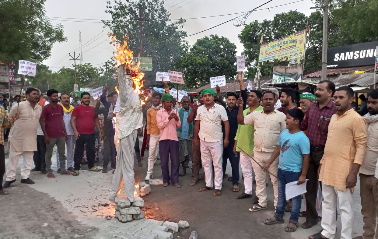 Bhakiyu and BJP leader burnt AAP's effigy