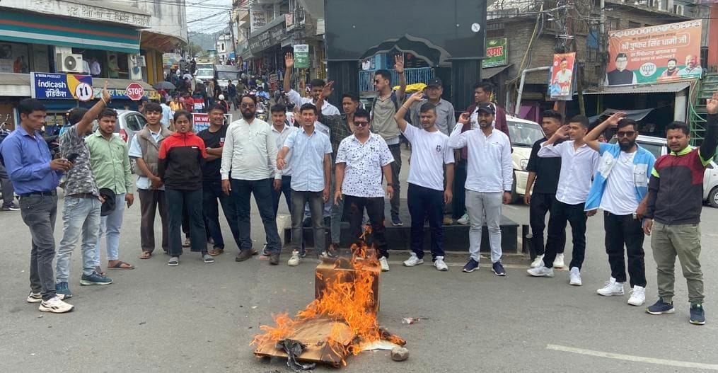 Congress burnt effigies of Brij Bhushan and BJP