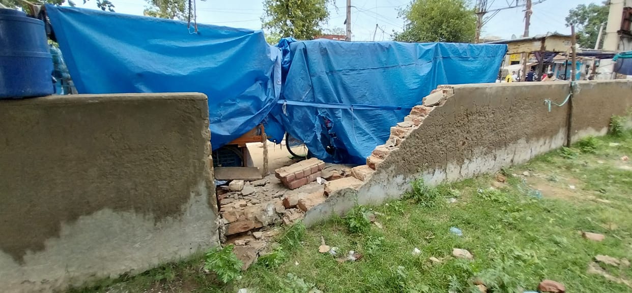 Wall collapses due to collision of fighting bulls, street vendor injured