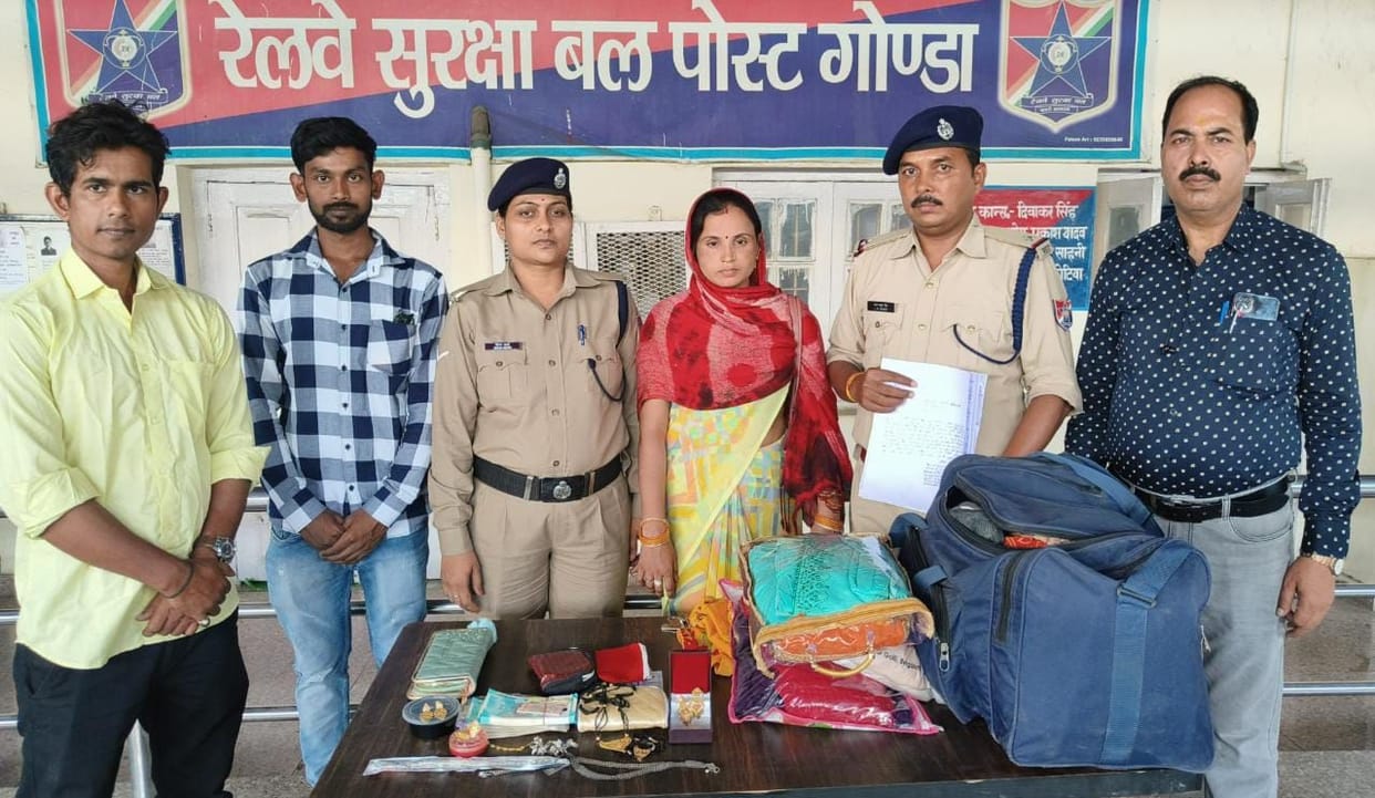 The couple's face blossomed after finding the missing bag