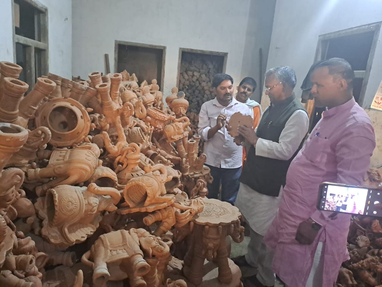 CM Yogi recognized this art of soil in the world: Trivendra Singh Rawat