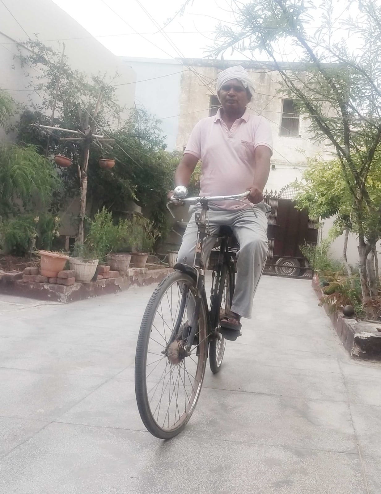 Teacher became an example for those who do not walk even two steps without car and vehicle