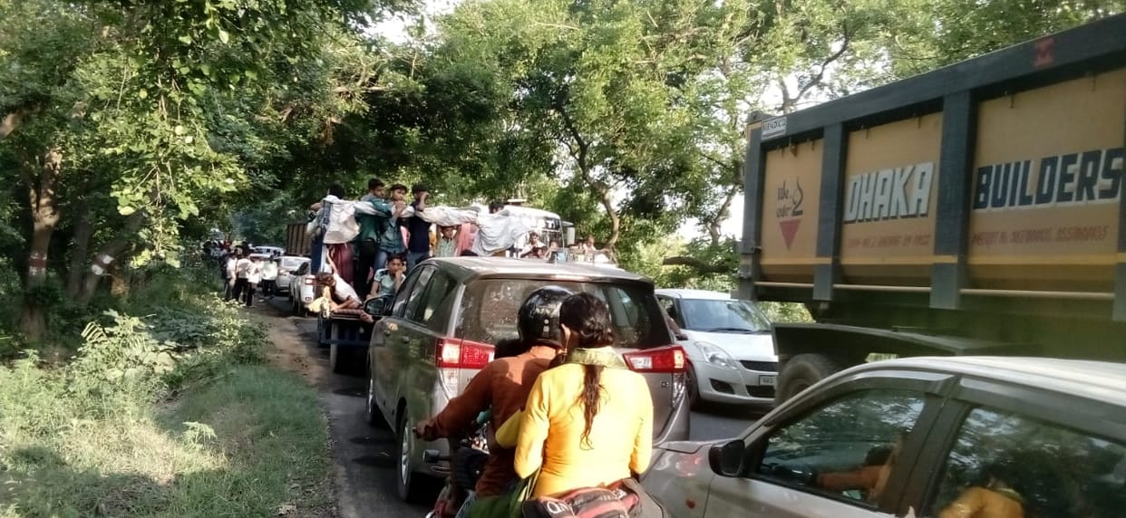 Fatehpur Kalsia road jammed for hours due to overturning of truck