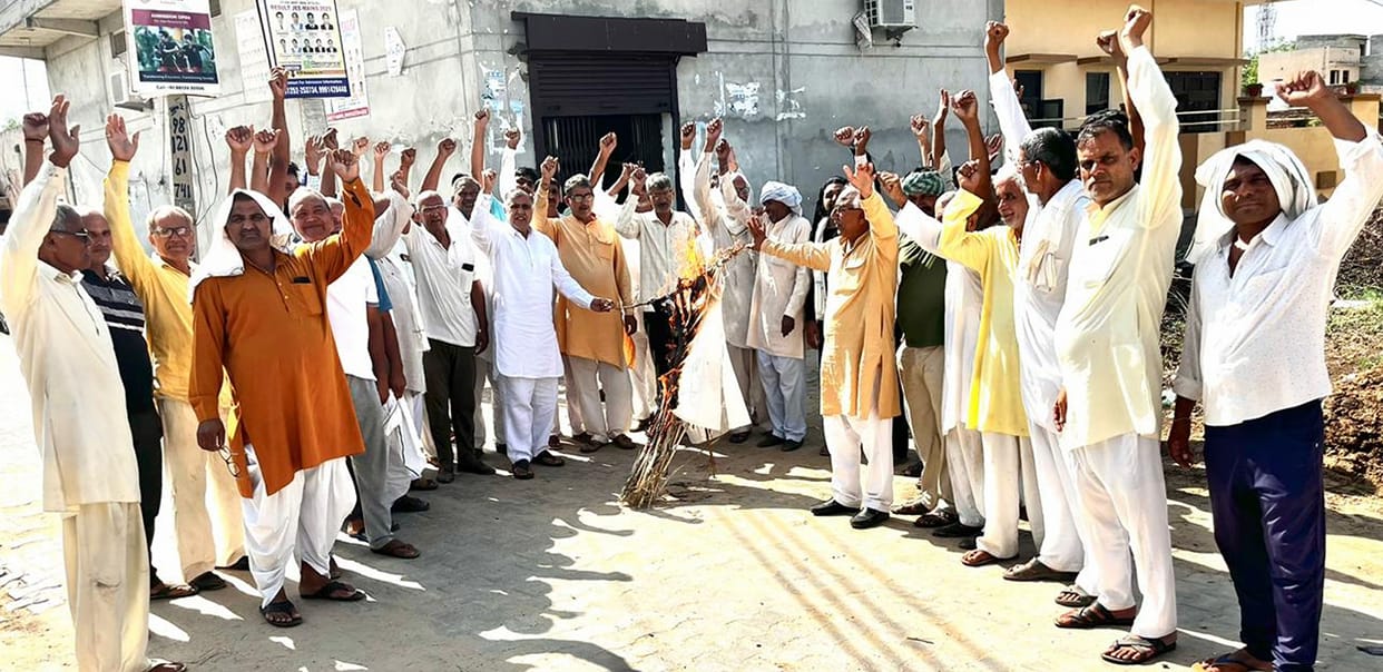 Farmers burnt the effigy of the government in protest against the interest recovery of cooperative loans