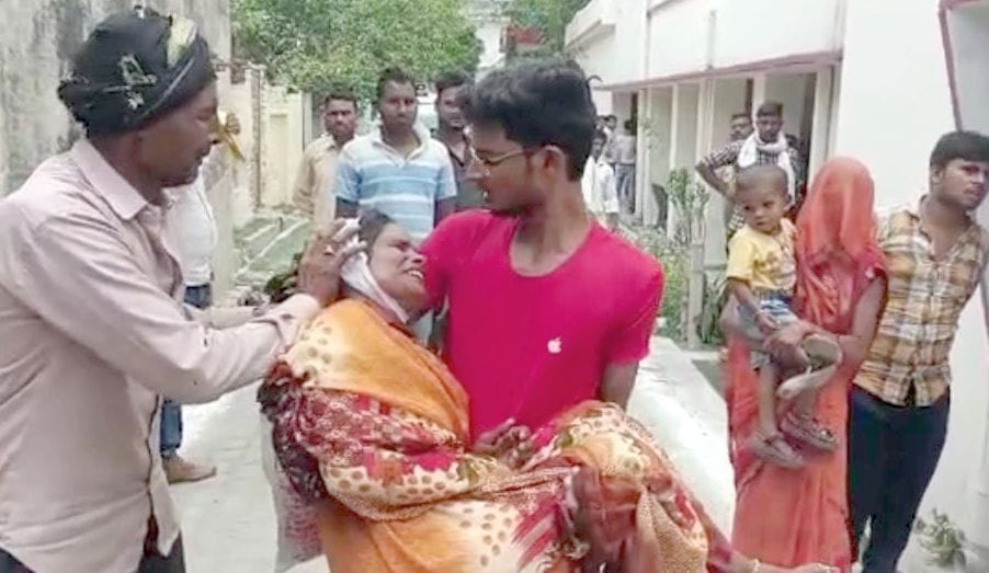 In the hope of justice, the victim reached with the injured wife in his lap
