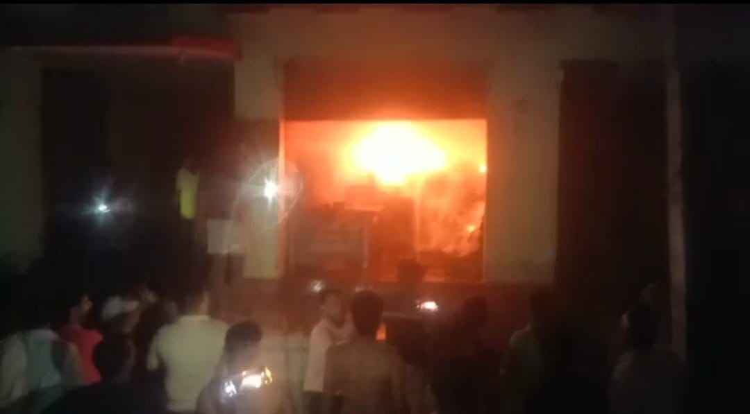 Fire broke out in the shop due to short circuit, burnt goods worth thirty lakh rupees