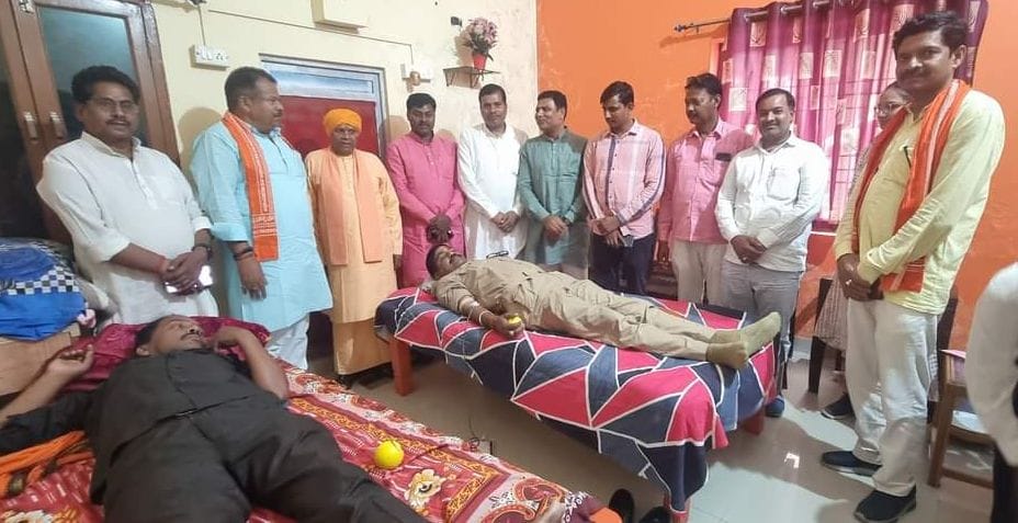 On the birthday of CM Yogi, 51 people donated blood by cutting 51 kg laddu cake
